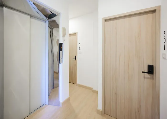 2 Bed 2 Bath / Luxury / 1 Min Walk To Bts Asok Bangkok